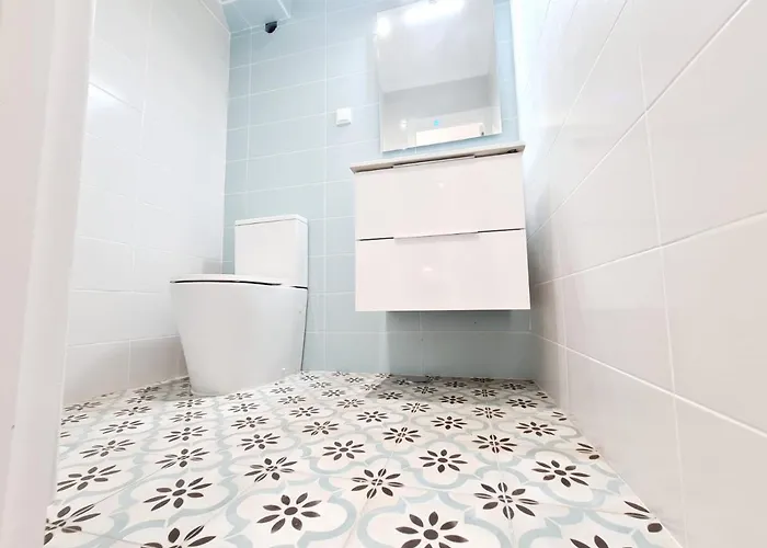 And New Fancy 2 Bedroom Apart.w/ 2 Wc *