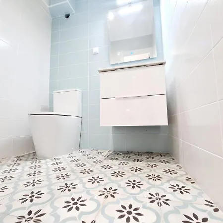 And New Fancy 2 Bedroom Apart.w/ 2 Wc *